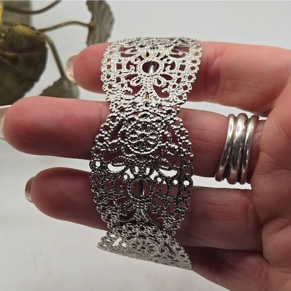 "5/$25" Ornate Lace Filigree Silvertone Cuff Bracelet Sz Average To Large - Picture 8 of 8